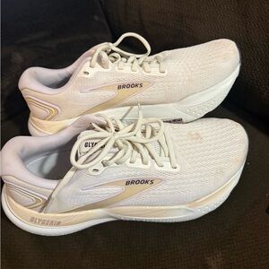 Brooks Women's Cream Running Shoes